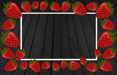 Çilek siyah ahşap zemin çerçeve