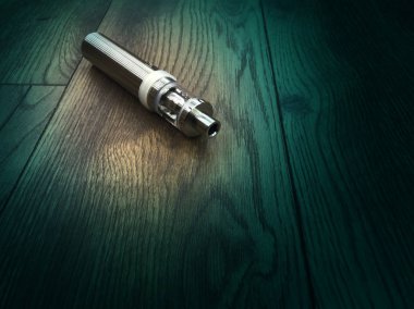 Ahşap arka plan üzerinde elektronik sigara