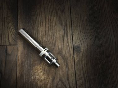 Ahşap arka plan üzerinde elektronik sigara