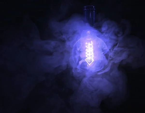Lampen Auf Dunklem Hintergrund Mit Einem Dachboden Mit Rauch — Stockfoto