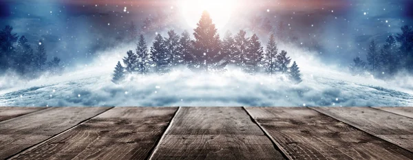 冬天的背景 冬季雪景 前面有木制桌子 漆黑的冬季森林背景在夜晚 黑暗的霓虹灯夜晚背景在月光下的森林里 — 图库照片