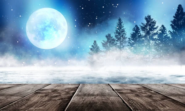 겨울에는 내리고 앞쪽에는 나무로 테이블 있습니다 밤에는 어두운 배경으로 달빛을 — 스톡 사진