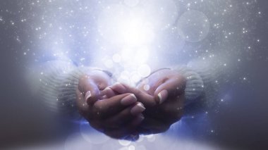 Kadın ellerinden çıkan sihirli parçacıklar. Avuç içlerindeki sihirli parçacıklar, büyü, büyücülük