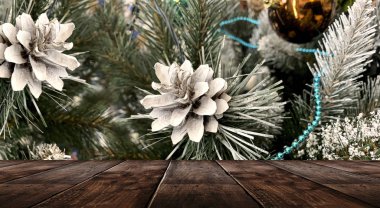 Noel tatili masası. Boş festival sahnesi, ahşap masa. Fenerler ve toplar, Noel ağacının dallarındaki boncuklar. Noel oyuncakları ve dekorasyonlar. Noel ve Yeni Yıl geçmişi.