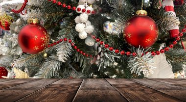 Noel tatili masası. Boş festival sahnesi, ahşap masa. Fenerler ve toplar, Noel ağacının dallarındaki boncuklar. Noel oyuncakları ve dekorasyonlar. Noel ve Yeni Yıl geçmişi.