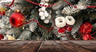 Noel tatili masası. Boş festival sahnesi, ahşap masa. Fenerler ve toplar, Noel ağacının dallarındaki boncuklar. Noel oyuncakları ve dekorasyonlar. Noel ve Yeni Yıl geçmişi.