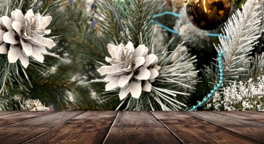 Noel tatili masası. Boş festival sahnesi, ahşap masa. Fenerler ve toplar, Noel ağacının dallarındaki boncuklar. Noel oyuncakları ve dekorasyonlar. Noel ve Yeni Yıl geçmişi.