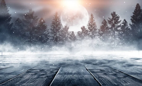 漆黑的冬季森林背景在夜晚 冬季雪景 前面有木制桌子 黑暗的霓虹灯夜晚背景在月光下的森林里 中间是霓虹灯 — 图库照片