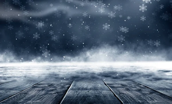 漆黑的冬季森林背景在夜晚 冬季雪景 前面有木制桌子 黑暗的霓虹灯夜晚背景在月光下的森林里 中间是霓虹灯 — 图库照片