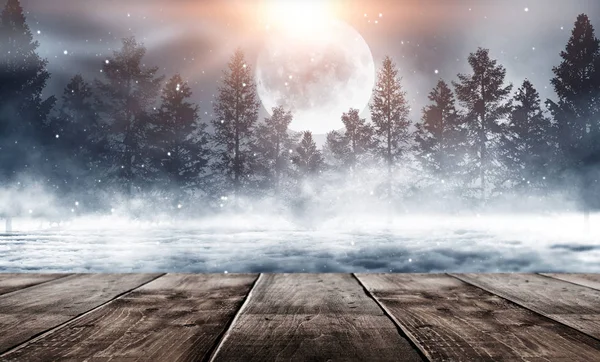 夜の暗い冬の森の背景 目の前に木製のテーブルと冬の雪の風景 雪霧月明かり月光と森の中で暗いネオンの夜の背景 中央のネオンフィギュア 夜景魔法 — ストック写真