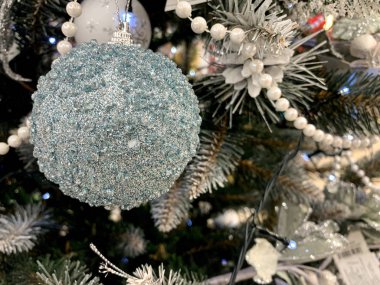 Noel oyuncakları ve dekorasyonlar. Noel ve Yeni Yıl geçmişi. Fenerler ve toplar, Noel ağacının dallarındaki boncuklar. Noel tatili afişi.