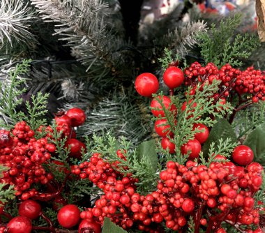 Noel oyuncakları ve dekorasyonlar. Noel ve Yeni Yıl geçmişi. Fenerler ve toplar, Noel ağacının dallarındaki boncuklar. Noel tatili afişi.