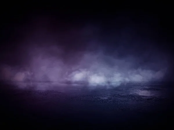 抽象的なスポットライトで空のストリートシーンの背景 街路灯の夜景が水面に映る 霧の中で光線 光の反射と湿式アスファルト — ストック写真