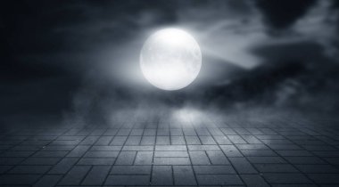 Dramatik siyah beyaz arka plan. Bulutlu gece gökyüzü, ay ışığı, kaldırımda yansıma. Gece karanlık bir sokakta duman ve sis. Gece fütüristik manzara, soğuk gece.