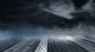 Dramatik siyah beyaz arka plan. Bulutlu gece gökyüzü, ay ışığı, kaldırımda yansıma. Gece karanlık bir sokakta duman ve sis. Gece fütüristik manzara, soğuk gece.