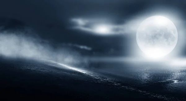 Драматичный Черно Белый Фон Облачное Ночное Небо Лунный Свет Отражение — стоковое фото