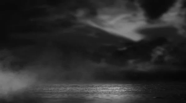 Dramatischer Schwarzweißer Hintergrund Bewölkter Nachthimmel Mondschein Spiegelung Auf Dem Bürgersteig — Stockfoto
