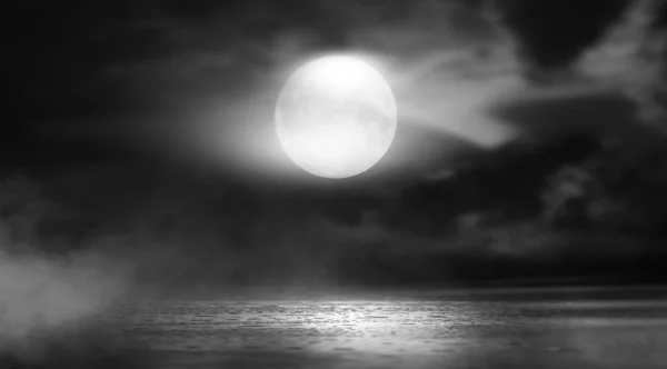 Драматичный Черно Белый Фон Облачное Ночное Небо Лунный Свет Отражение — стоковое фото