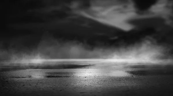 Dramatik Siyah Beyaz Arka Plan Bulutlu Gece Gökyüzü Işığı Kaldırımda — Stok fotoğraf