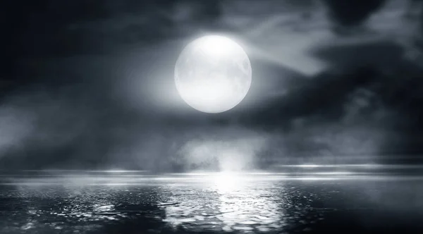 Fondo Dramático Blanco Negro Cielo Nocturno Nublado Luz Luna Reflejo — Foto de Stock