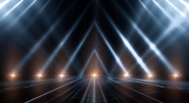 Boş gösteri sahnesinin arkaplanı. Boş karanlık modern soyut neon arkaplan. Boş bir sahnede neon ışıkları, diyotlar, ışınlar ve çizgiler. Gece şehrin ışıkları..