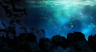 Güneşin sudaki derinlikleri, sualtı dünyası, deniz tabanı. Deniz fantezisi, büyük balina, sperm balinası, deniz kenarında bir adamın silueti. Gece görünümü.