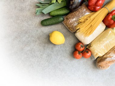 İzolasyon dönemi için kriz ürünleri. Makarna, yağ, konserve yiyecek, sebze, şeker, yulaf ezmesi, darı, limon, zencefil. Yemek Teslimatı, Bağış, Koronavirüs Karantinası.