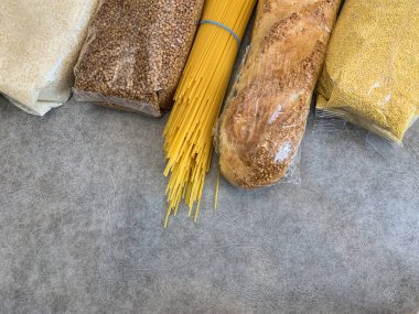 İzolasyon dönemi için kriz ürünleri. Makarna, yağ, konserve yiyecek, sebze, şeker, yulaf ezmesi, darı, limon, zencefil. Yemek Teslimatı, Bağış, Koronavirüs Karantinası.