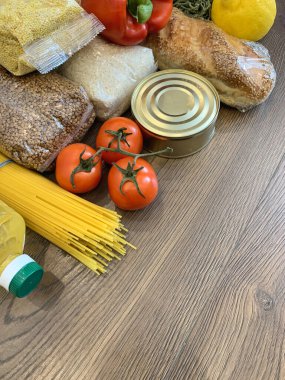 İzolasyon dönemi için kriz ürünleri. Makarna, yağ, konserve yiyecek, sebze, şeker, yulaf ezmesi, darı, limon, zencefil. Yemek Teslimatı, Bağış, Koronavirüs Karantinası.