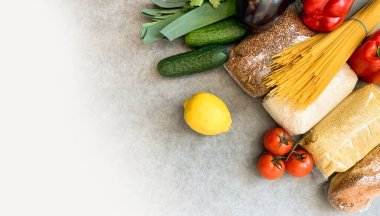İzolasyon dönemi için kriz ürünleri. Makarna, yağ, konserve yiyecek, sebze, şeker, yulaf ezmesi, darı, limon, zencefil. Yemek Teslimatı, Bağış, Koronavirüs Karantinası.