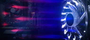 Mavi neon arka plan, bilgisayar. Bilgisayar tekyolojisi. Bilgisayar donanım araçları, neon ışıklar, pervaneler, mikroçipler ile modern teknoloji soyut mavi arka plan. Soyut mavi ve kırmızı neon, öncü ışık. Metal plakalar, modern ekipmanlar..