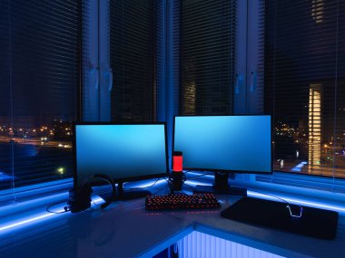 Neon ışıkları olan bir oda. Oyun Alanı. Bilgisayar oyunları, oyun sporları ve akış için iç mekan. İç kısımda soyut neon arkaplan. Odanın gece görüşü, beyaz masa, neon ışık. Mavi ve pembe neon.