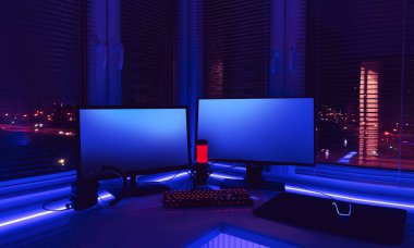 Neon ışıkları olan bir oda. Oyun Alanı. Bilgisayar oyunları, oyun sporları ve akış için iç mekan. İç kısımda soyut neon arkaplan. Odanın gece görüşü, beyaz masa, neon ışık. Mavi ve pembe neon.