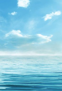 Kolay pelerin, gün batımlı ufuk. Sudaki ışığın yansıması. Boş bir manzara. Soyutlama, doğa, deniz dalgaları. Doğal arkaplan.