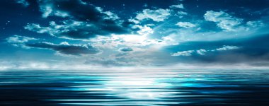 Gece deniz manzarası. Deniz geçmişi ve günbatımı olan karanlık bir manzara, ay. Mavi ışıkta soyut gece manzarası. Ay 'ın gece suyundaki yansıması. Boş gelecekçi manzara.