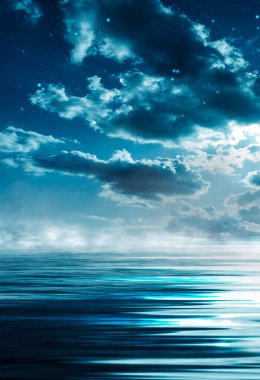 Gece deniz manzarası. Deniz geçmişi ve günbatımı olan karanlık bir manzara, ay. Mavi ışıkta soyut gece manzarası. Ay 'ın gece suyundaki yansıması. Boş gelecekçi manzara.