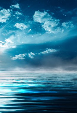 Gece deniz manzarası. Deniz geçmişi ve günbatımı olan karanlık bir manzara, ay. Mavi ışıkta soyut gece manzarası. Ay 'ın gece suyundaki yansıması. Boş gelecekçi manzara.