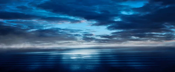 夜景海景具有海洋背景和日落的黑暗景观 摘要蓝光下的夜景 月亮在晚水中的反射 空虚的未来派风景 — 图库照片