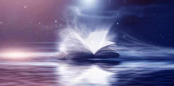 Suyun üzerinde açık bir kitap. Sudaki bir kitabın yansıması. Güneş ışığı. Bir kitapla hava sahnesini aç.