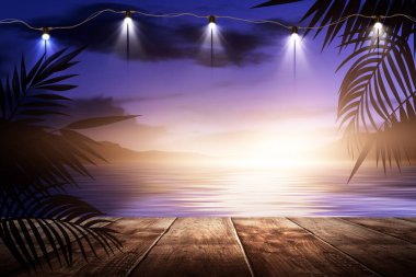 İskelede bir gece feneri, gün batımlı bir deniz manzarasının arka planına karşı. Palmiye dalları, siluetler, güneş ışığı. Tahta masa. Gece görüşü, açık deniz manzarası.