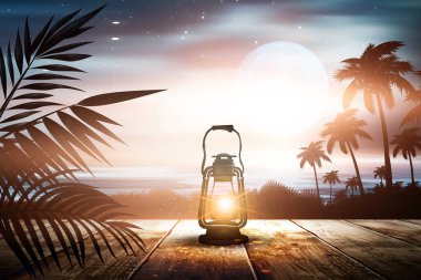 İskelede bir gece feneri, gün batımlı bir deniz manzarasının arka planına karşı. Palmiye dalları, siluetler, güneş ışığı. Tahta masa. Gece görüşü, açık deniz manzarası.