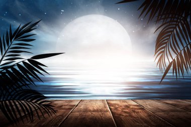 Gün batımlı deniz manzarası. Palmiye dalları, siluetler, güneş ışığı. Deniz kenarındaki tahta masa. Gece görüşü, açık deniz manzarası.