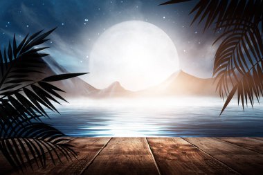 Gün batımlı deniz manzarası. Palmiye dalları, siluetler, güneş ışığı. Deniz kenarındaki tahta masa. Gece görüşü, açık deniz manzarası.