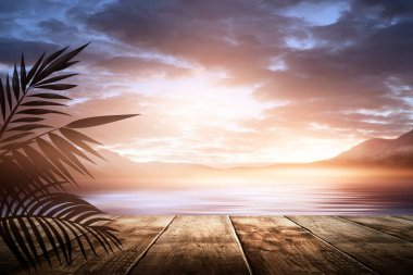 Gün batımlı deniz manzarası. Palmiye dalları, siluetler, güneş ışığı. Deniz kenarındaki tahta masa. Gece görüşü, açık deniz manzarası.