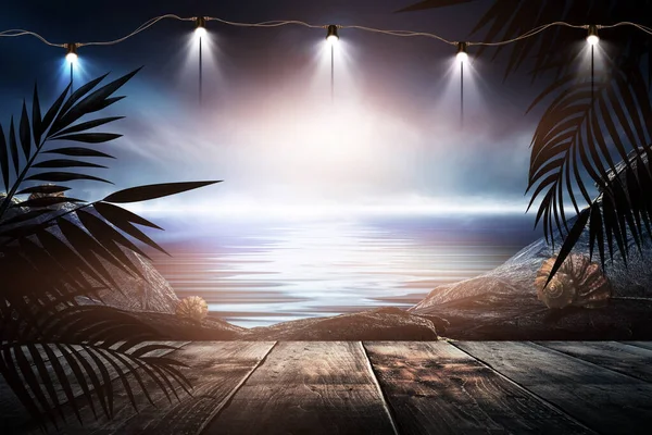 Ночной Фонарь Пирсе Фоне Морского Вечернего Пейзажа Закатом Ветви Пальм — стоковое фото