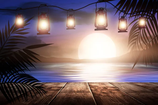 码头上的夜灯 映衬着大海晚霞的背景 棕榈树分枝 木制桌子 露天海景 — 图库照片