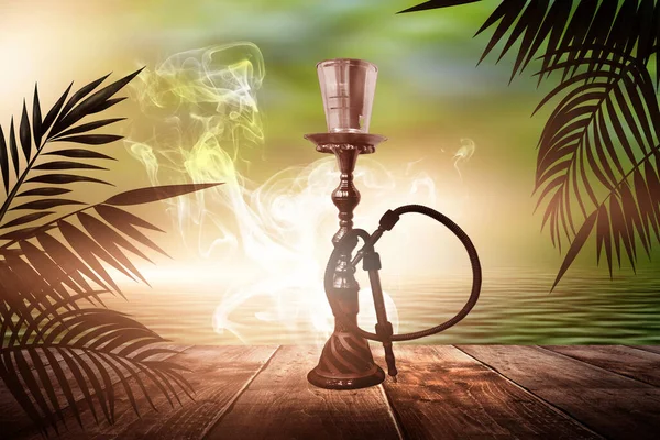 Oriental Hookah Καπνό Φόντο Ένα Τοπίο Βράδυ Της Θάλασσας Ηλιοβασίλεμα — Φωτογραφία Αρχείου