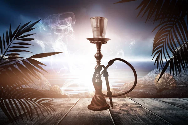 Orientalische Shisha Mit Rauch Vor Dem Hintergrund Einer Abendlandschaft Mit — Stockfoto