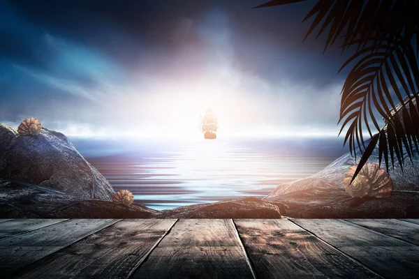 日落时分的海景 棕榈树分枝 海边的木制桌子 露天海景 — 图库照片