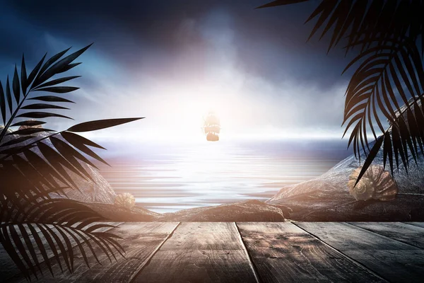 Gün batımlı deniz manzarası. Palmiye dalları, siluetler, güneş ışığı. Deniz kenarındaki tahta masa. Gece görüşü, açık deniz manzarası.